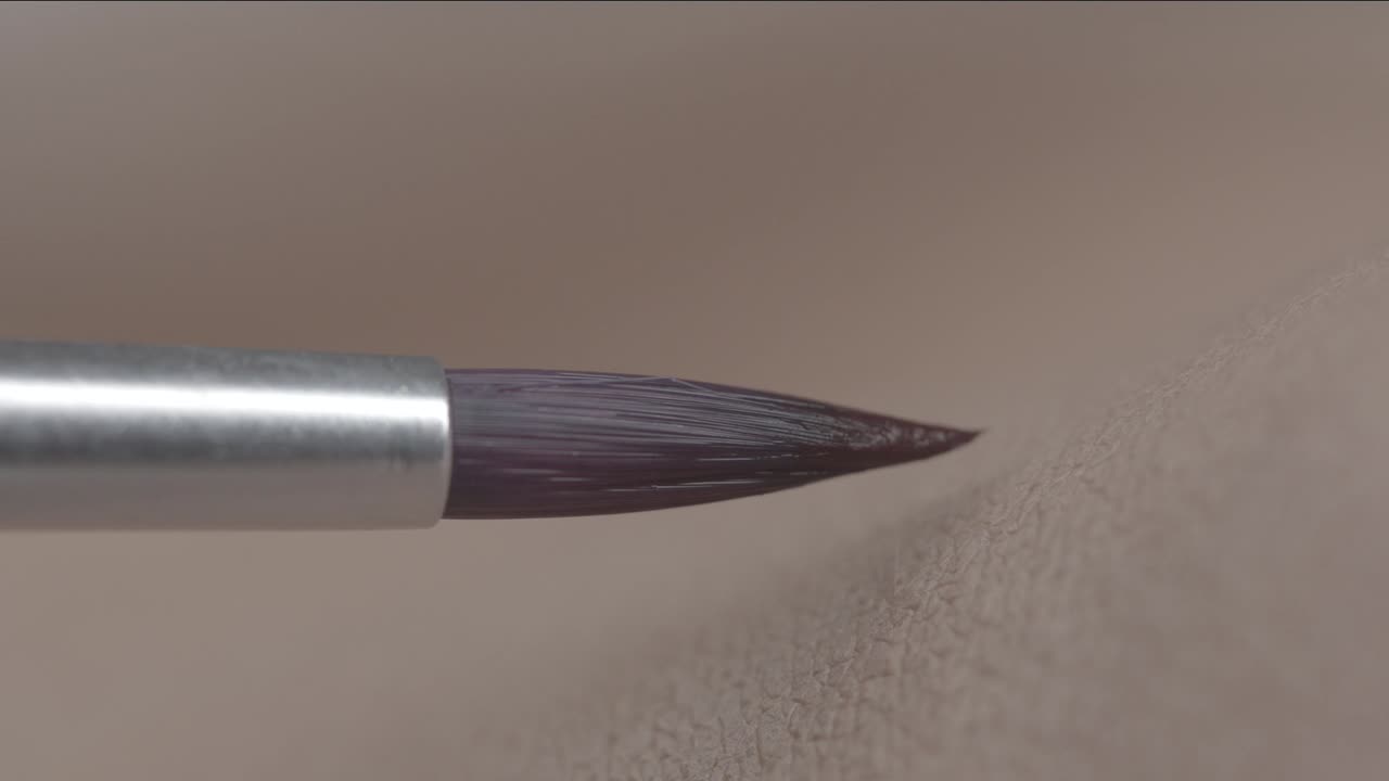 la aplicación de maquillaje con un pincel