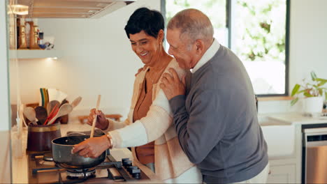 Kochen,-Liebe-Und-Ein-älteres-Paar-In-Der-Küche