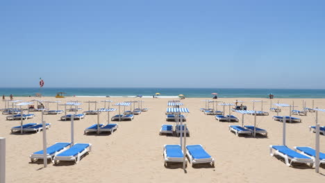 Leere-Sonnenliegen-Am-Strand-Während-Der-Sozialen-Isolationsregeln