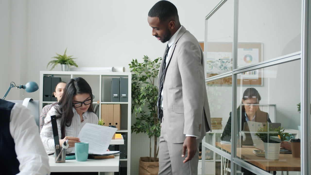equipo de negocios feliz en la oficina