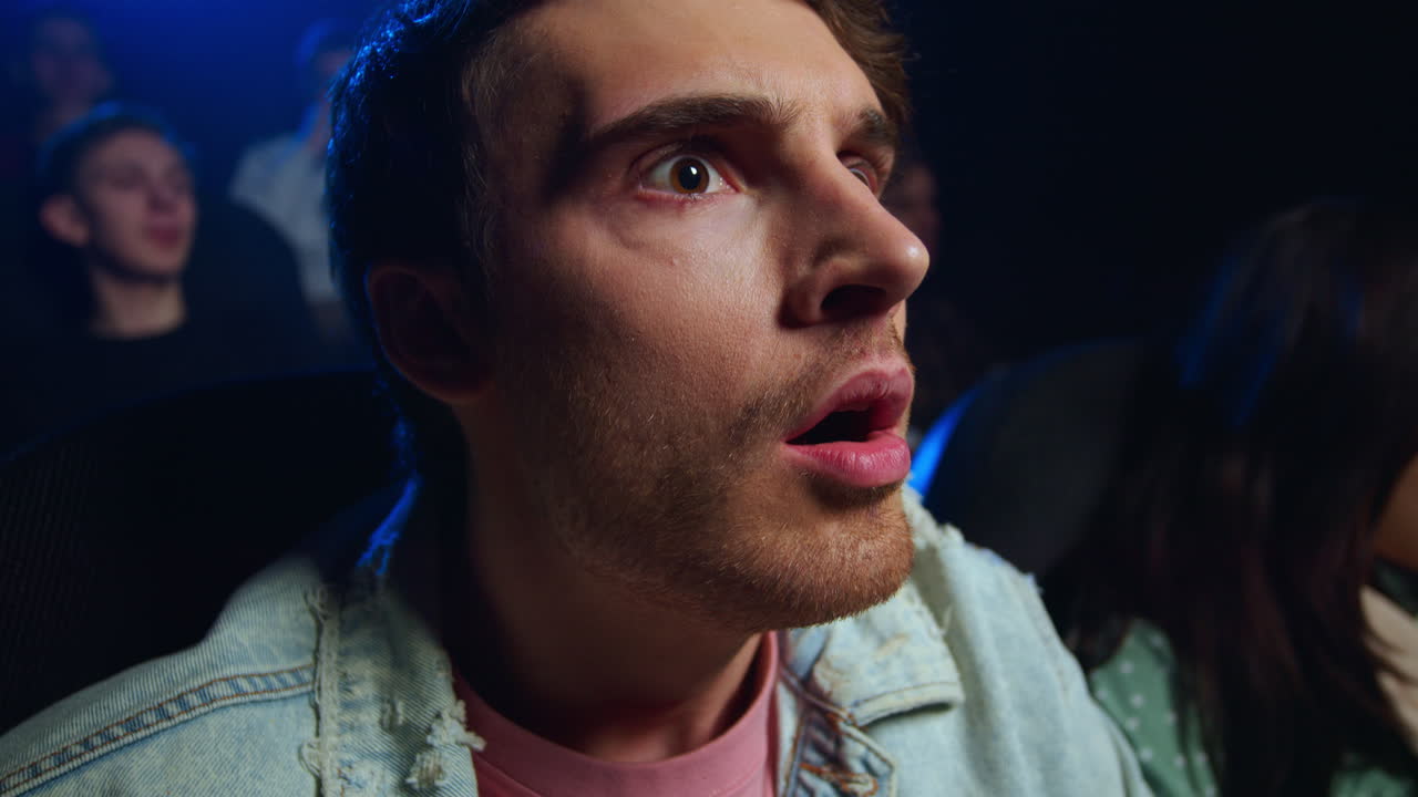 영화관에서 영화를 보는 충격적인 남자