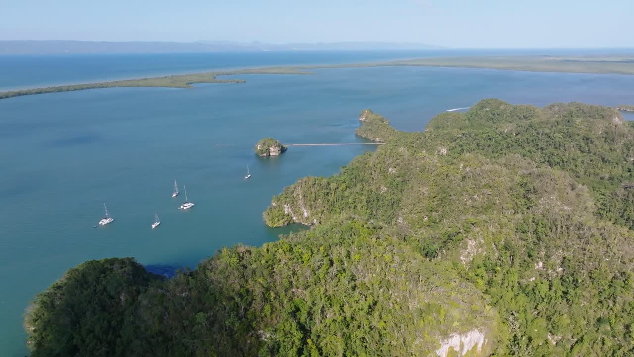 Barche ancorate nella baia del Parco Nazionale Los Haitises, Repubblica Dominicana