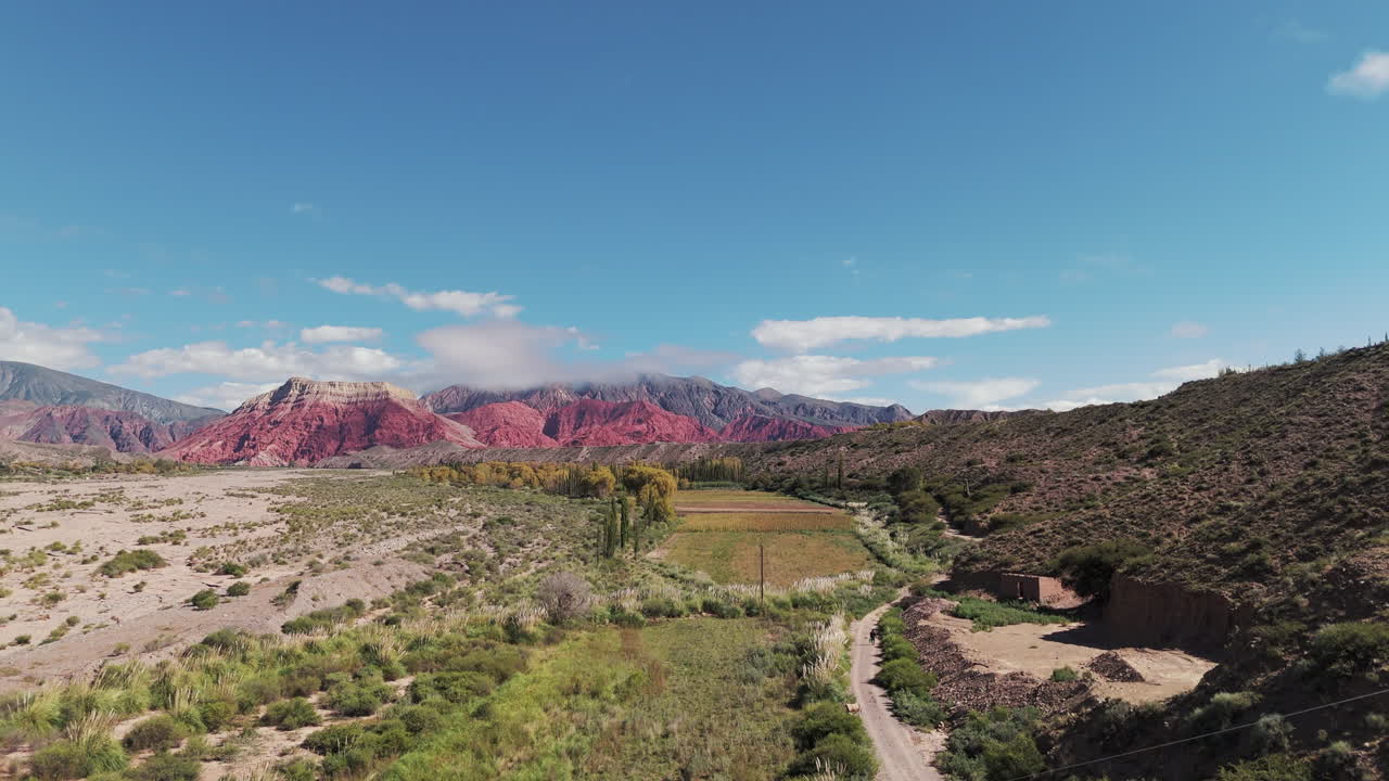 una vista aérea de las magníficas, coloridas y vibrantes montañas de jujuy, en el norte de argentina