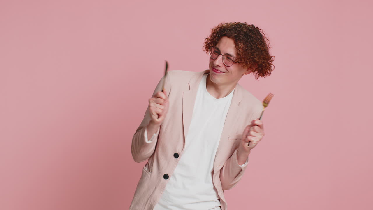 포크와 칼로 웃는 남자