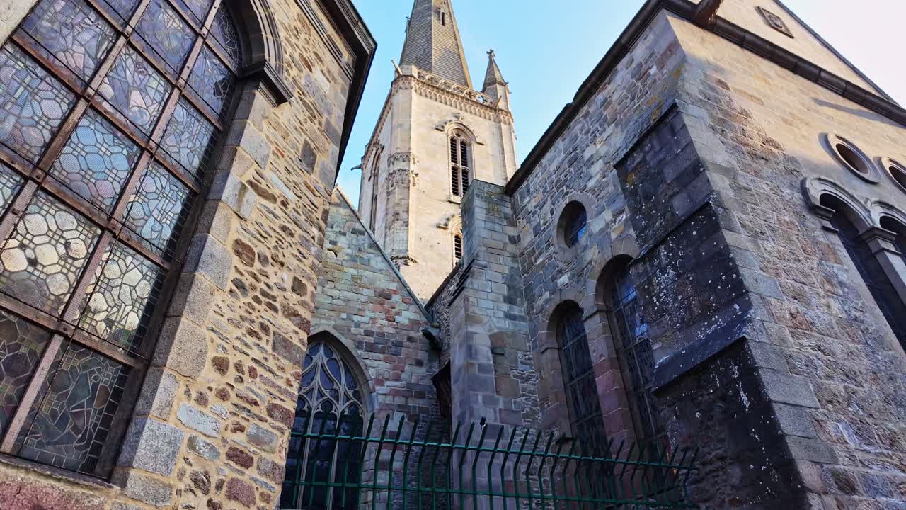 Vista exterior em perspectiva da torre sineira da Catedral de Saint-Vincent de Saint-Malo, com detalhes de parede em alvenaria de pedra, Intra-Muros, França.