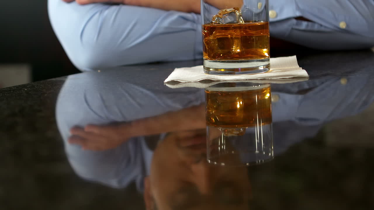 위스키를 마시는 피곤한 남자