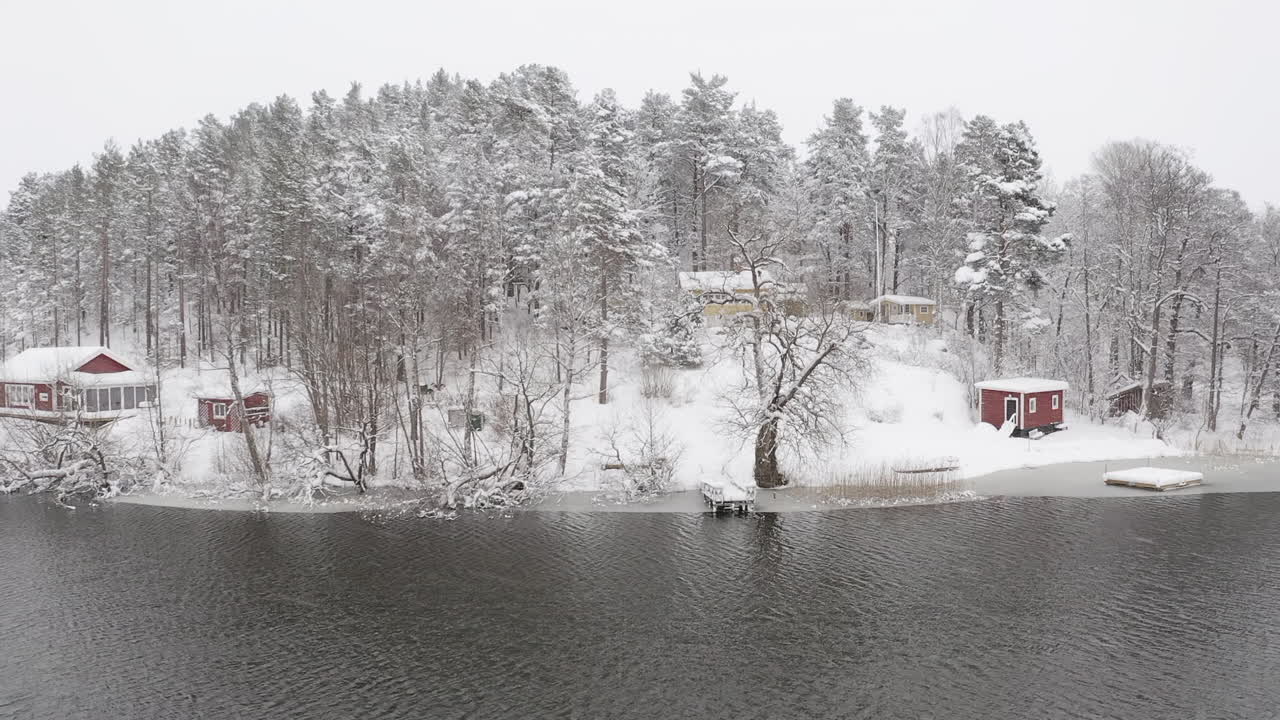 호수 옆 스웨덴 북부 풍경 자연의 드론 샷