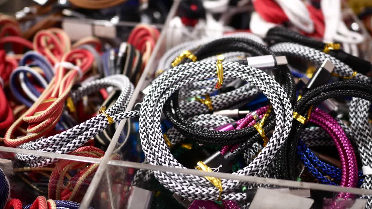 cable usb rojo y azul para smartphone