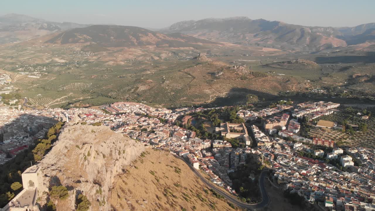 castillo de jaen, españa castillo de jaen volando y tomas terrestres desde este castillo medieval en una tarde de verano, tambien muestra la ciudad de jaen hecha con un drone y una camara de accion a 4k 24fps usando filtros nd-24