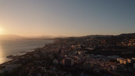 Stadt-Mit-Häusern-Und-Wohnungen-Am-Meer,-Filmszene-Mit-Goldenem-Himmel-Bei-Sonnenuntergang