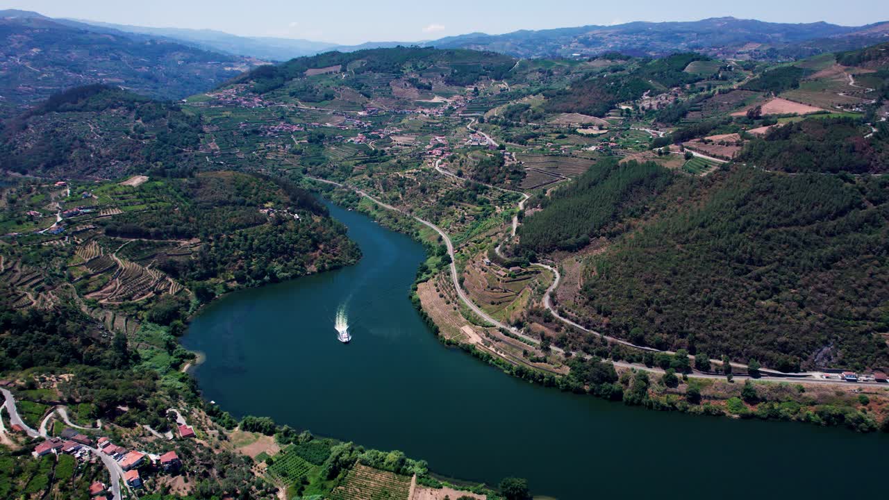 Valle del fiume Douro con nave da crociera e città sulle rive collinari