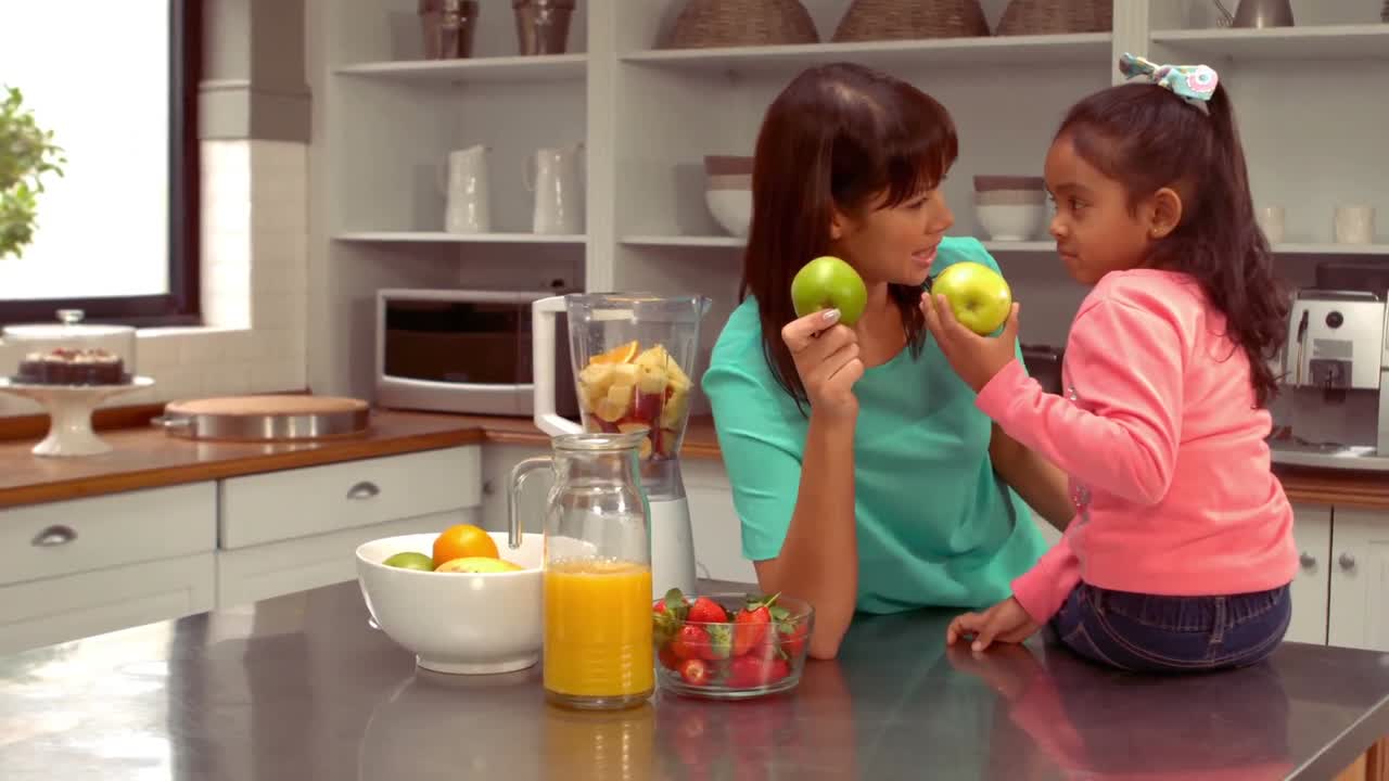 una madre hispana sonriente discutiendo con su hija