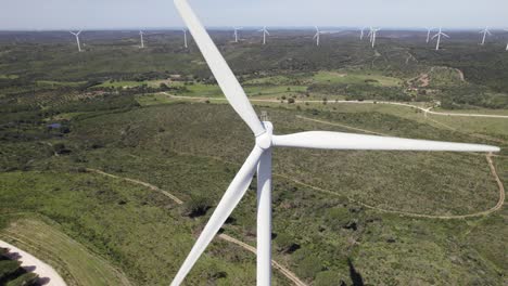 aéreas - palas de turbinas eólicas girando en un parque eólico en tierra