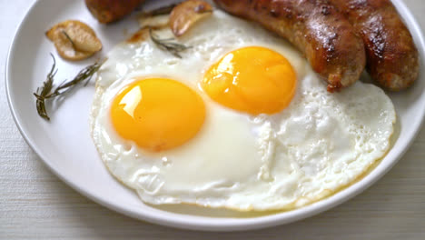 Hausgemachtes-Doppeltes-Spiegelei-Mit-Gebratener-Schweinswurst---Zum-Frühstück