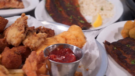 una tentadora variedad de platos de restaurante de mariscos fritos y ennegrecidos, cerca de 4k