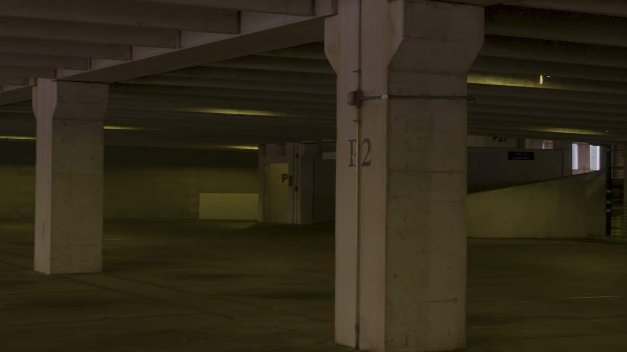 주차장에서 오른쪽에서 왼쪽으로 팬