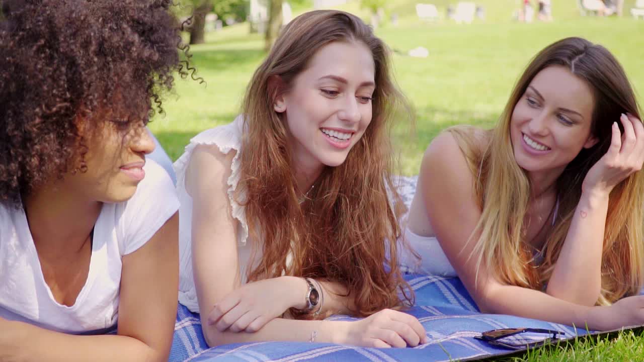 잔디밭에 누워 있는 쾌활한 어린 소녀들