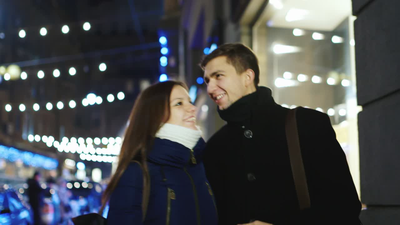 사랑에 빠진 젊은 부부는 밤에 도시를 걷는다