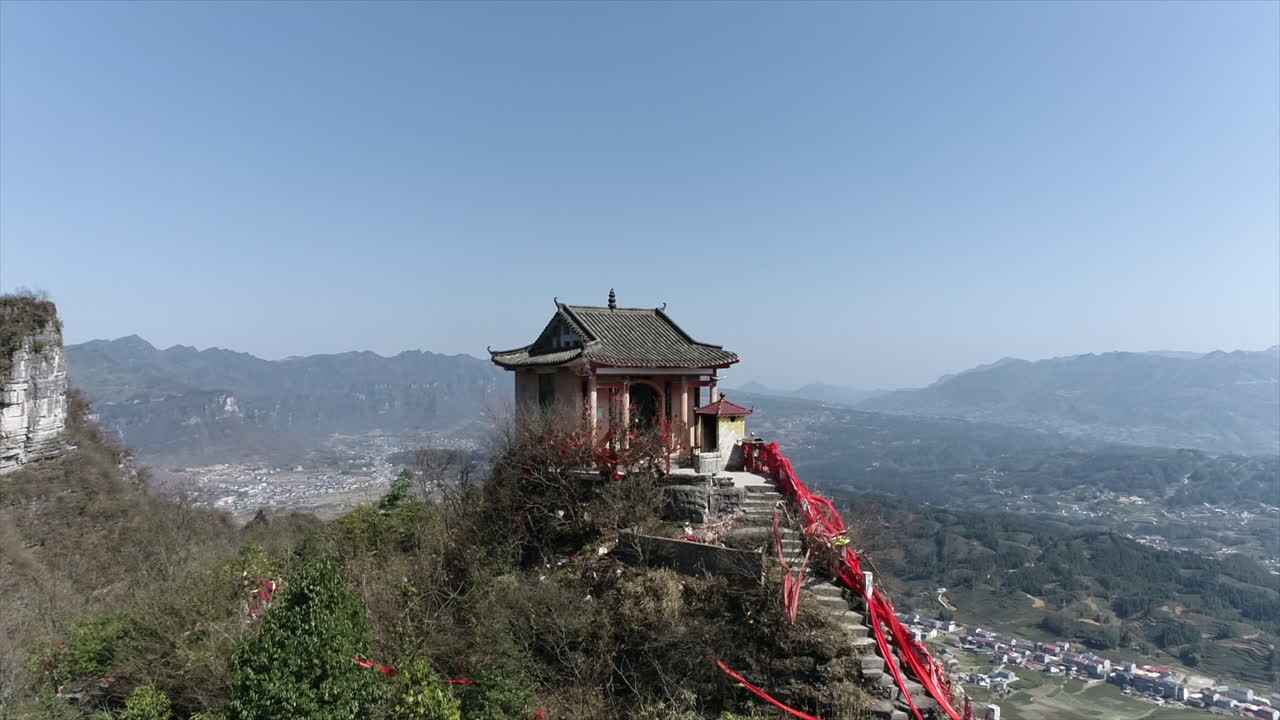 Two young people walked into the mountain temple