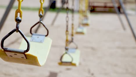 columpios vacíos soplando en el viento en un parque en texas