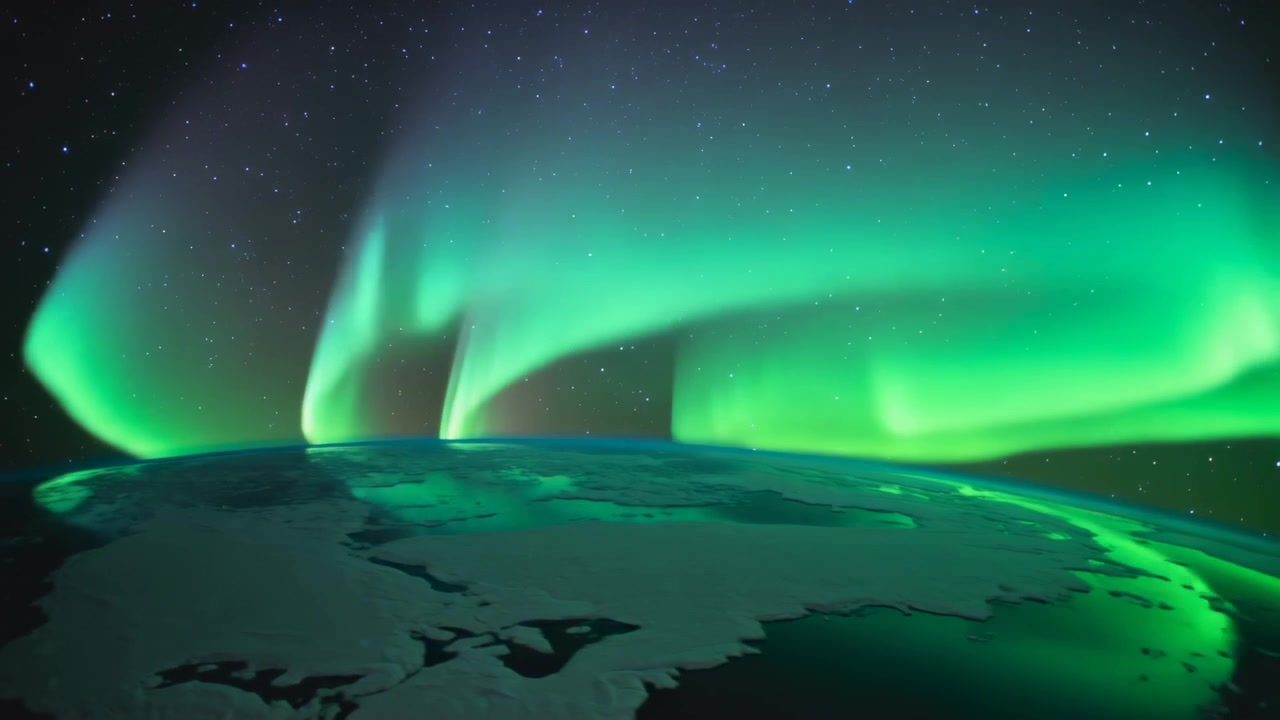 Tende aurorali cangianti sopra una calotta polare curva, che si muovono nel cielo, con un bagliore superficiale e stelle.