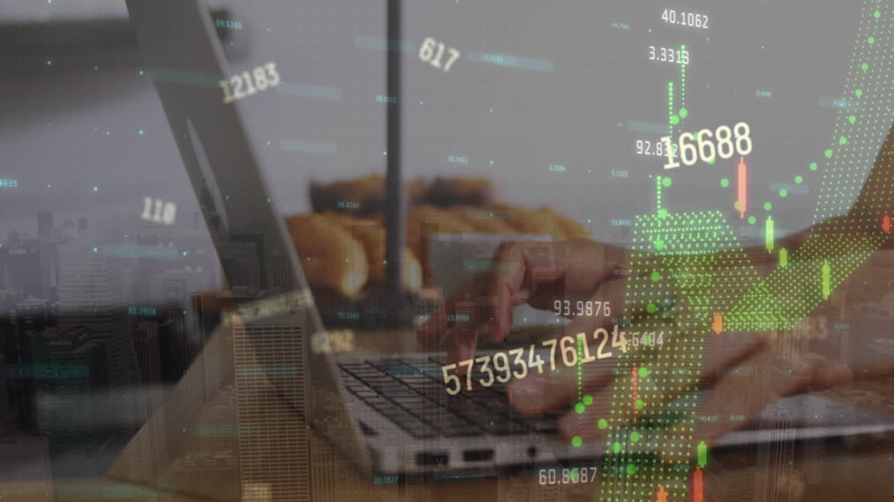 una mujer trabajando en una computadora portátil en un mostrador de un restaurante.
