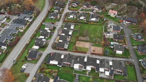 antena sobre las casas de la ciudad de kallered en gotemburgo, molndal, suecia