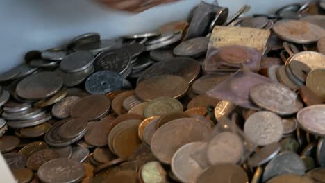 una pila de monedas. diferentes monedas del mundo.
