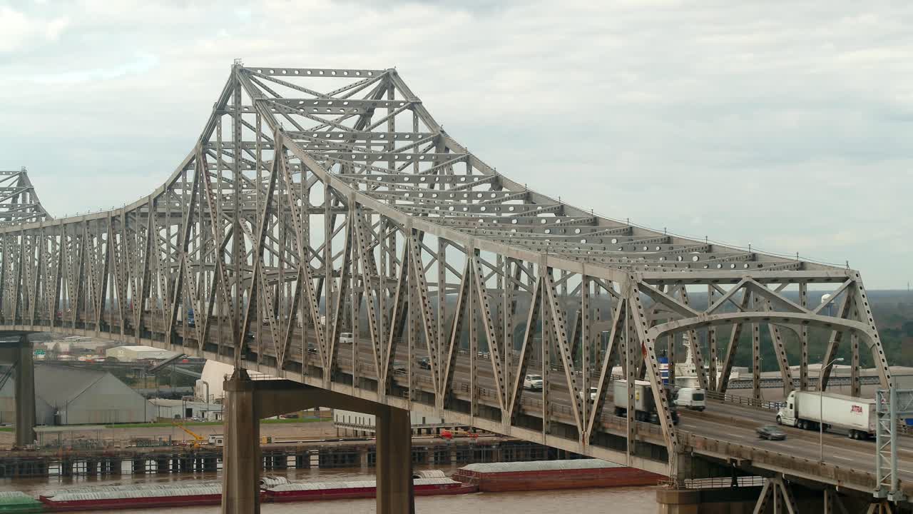 루이지애나주 배턴루지에 있는 호레이스 윌킨슨 다리 위의 자동차 공중