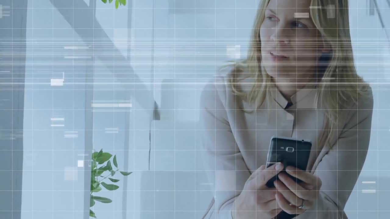 animación de interferencia sobre una mujer caucásica que usa un teléfono inteligente