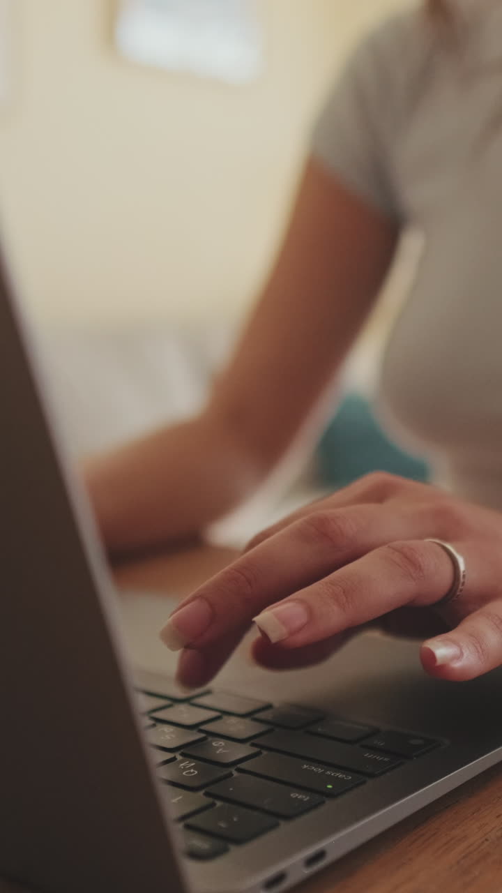 mujer escribiendo en una computadora portátil