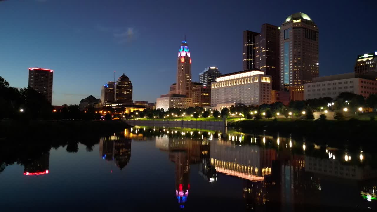 공중 넓은 도시 풍경 - 콜럼버스 시내 - 밤 - 다리 아래 뒤로