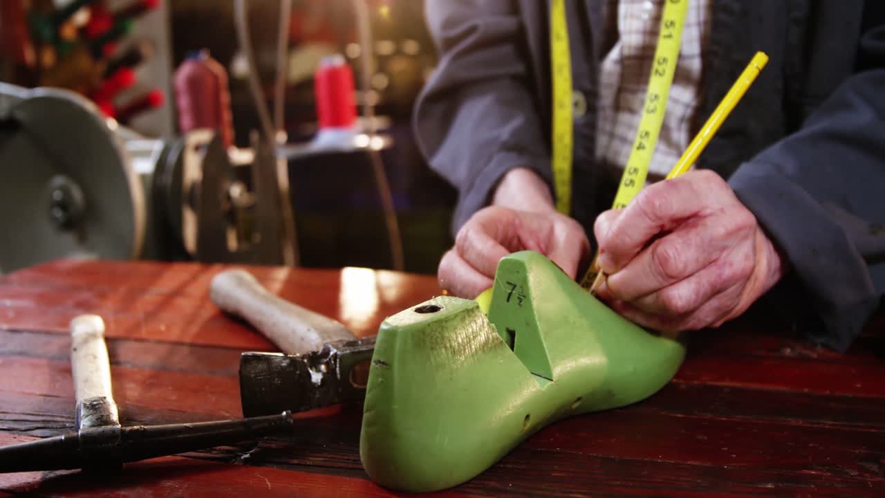 신발 제작자 펜으로 신발에 마지막으로 표시