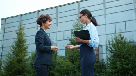 mujeres de negocios en conversación