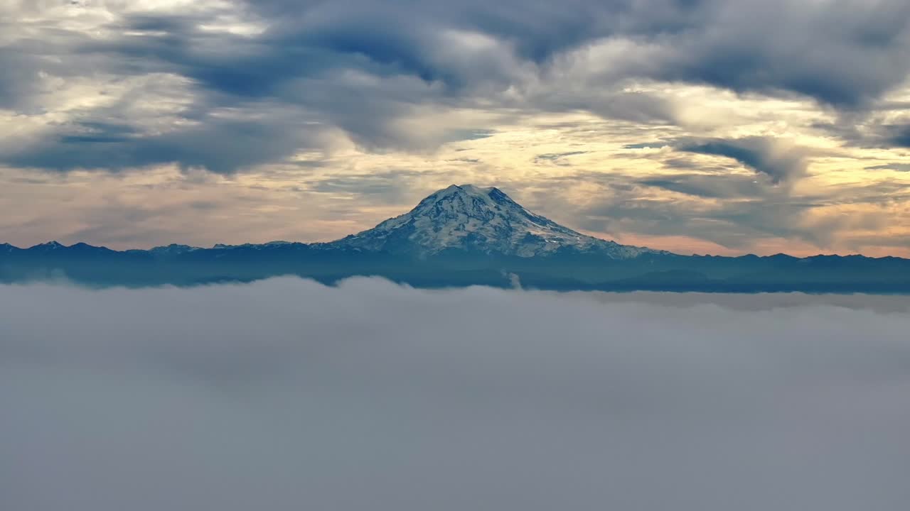 el monte rainier es un pico nevado con un mar de nubes en washington, estados unidos.