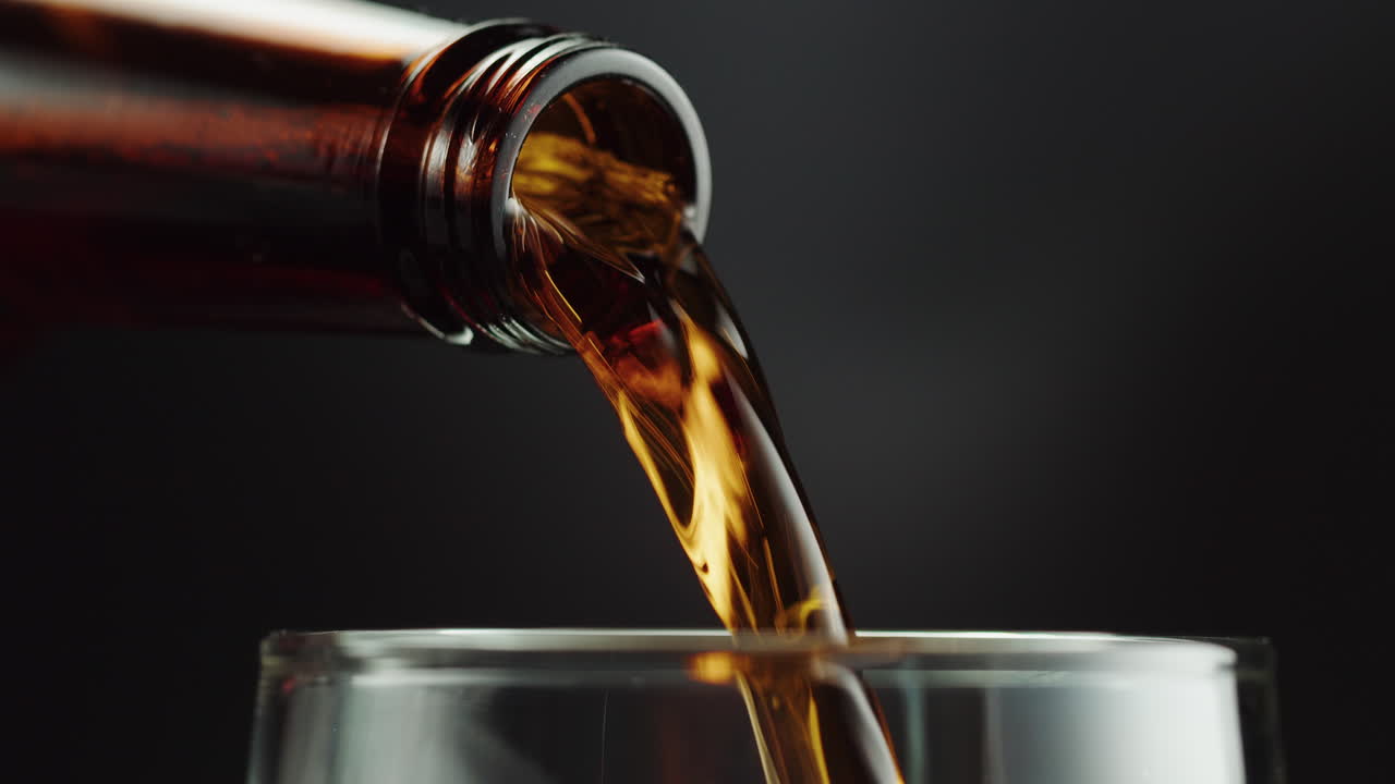 vertiendo cerveza en un vaso