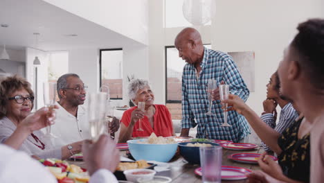 Großvater-Steht-Am-Esstisch-Und-Schlägt-Während-Einer-Familienfeier-Einen-Toast-Aus