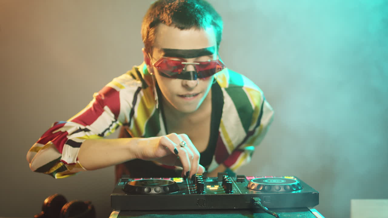 joven artista genial trabajando como dj con tocadiscos