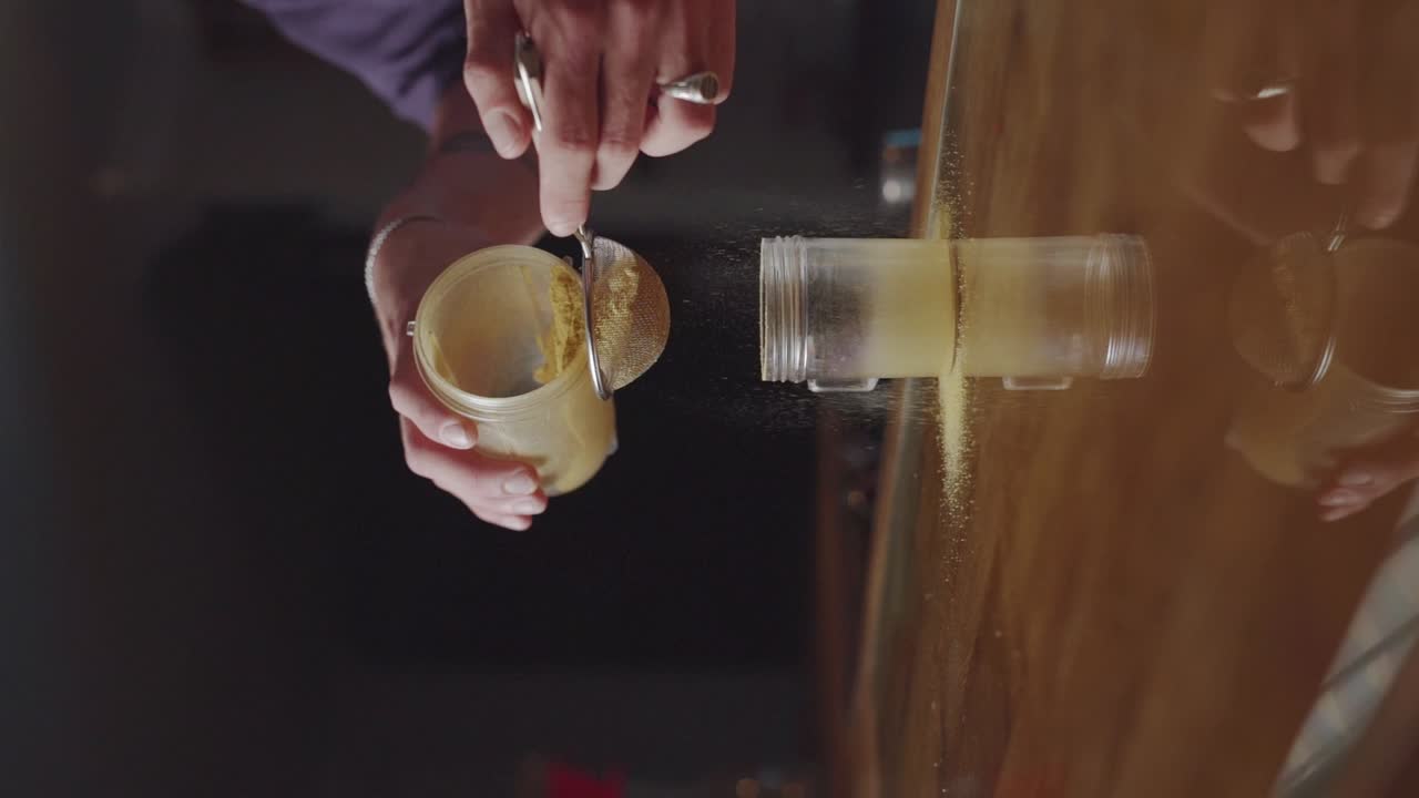 클레멘틴  ⁇ 질 에서 분말 을 조심스럽게 필터링 하는 손