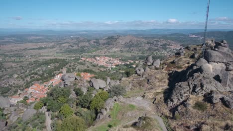 ruinas del castillo de monsanto con valle en el fondo, portugal