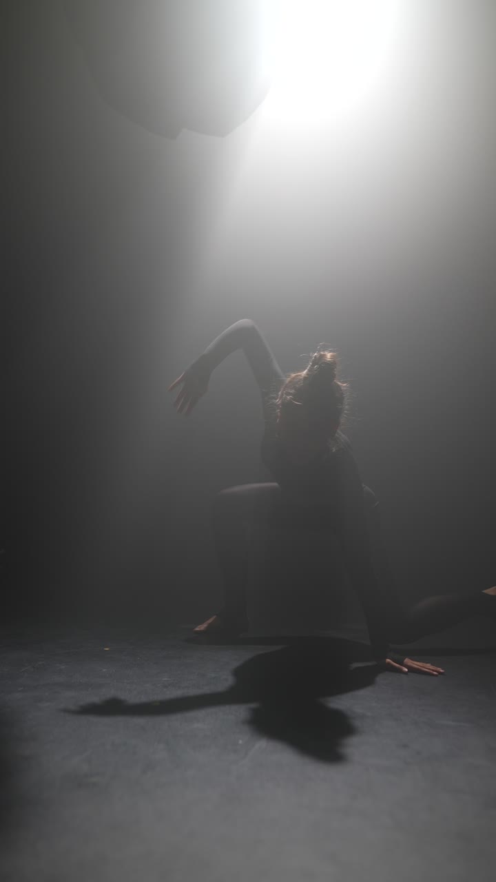 bailarina en una postura de baile contemporáneo