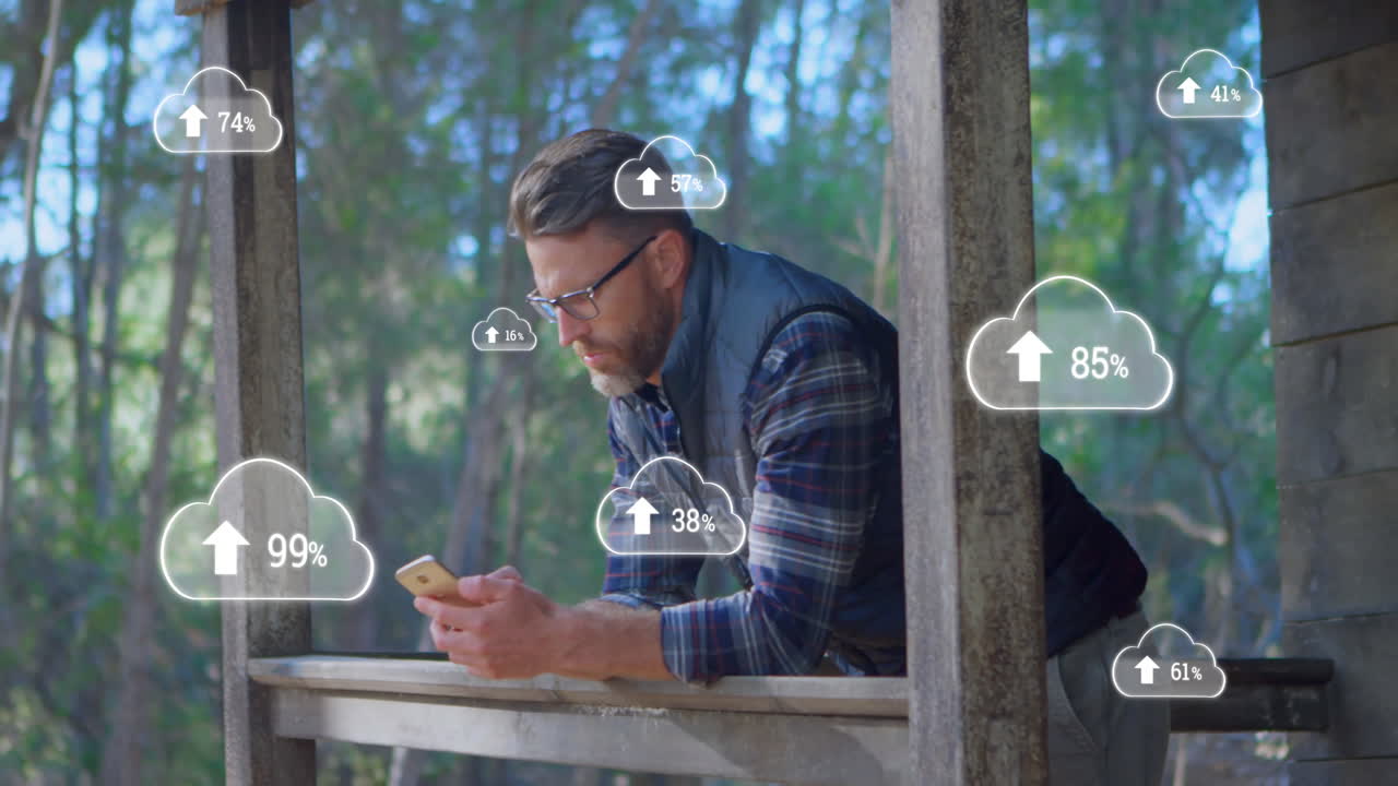 animación de nubes con números crecientes sobre el hombre caucásico usando teléfono inteligente