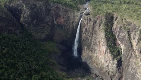 Wallaman-Fällt-Auf-Den-Steinigen-Bach---Unesco-welterbe-In-Qld,-Australien