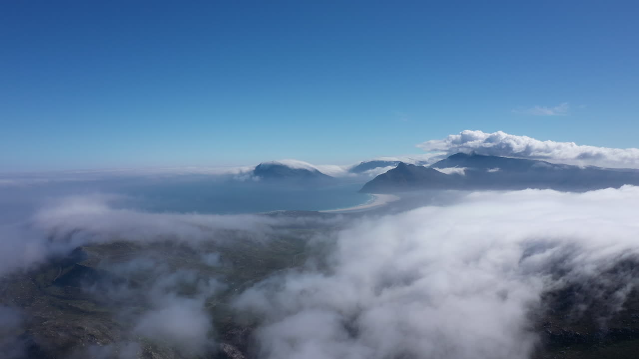 산 위의 구름 남아프리카 태양의 날 공중 촬영