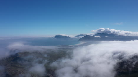 Wolken-über-Bergen-Südafrika-Sonniger-Tag-Luftaufnahme