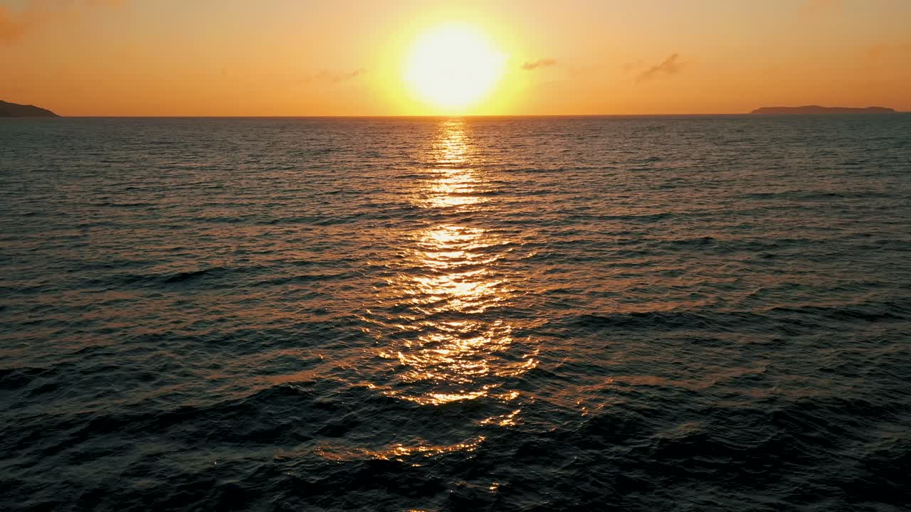 아름다운 바다의 일출을 배경으로 한 무인 항공기 조감도