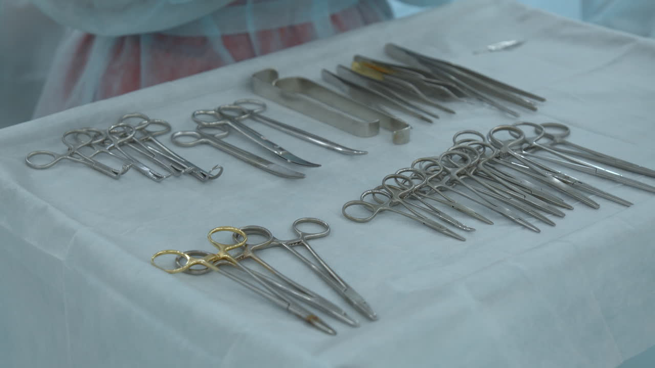 instrumentos quirúrgicos en una bandeja