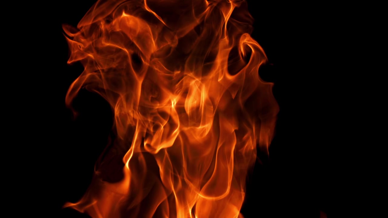 Fiamme di fuoco dinamiche che bruciano su sfondo scuro