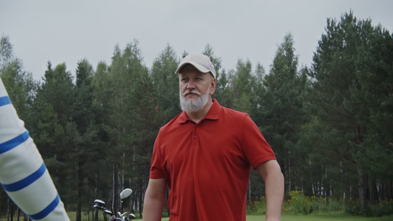 Hombre jugando al golf.