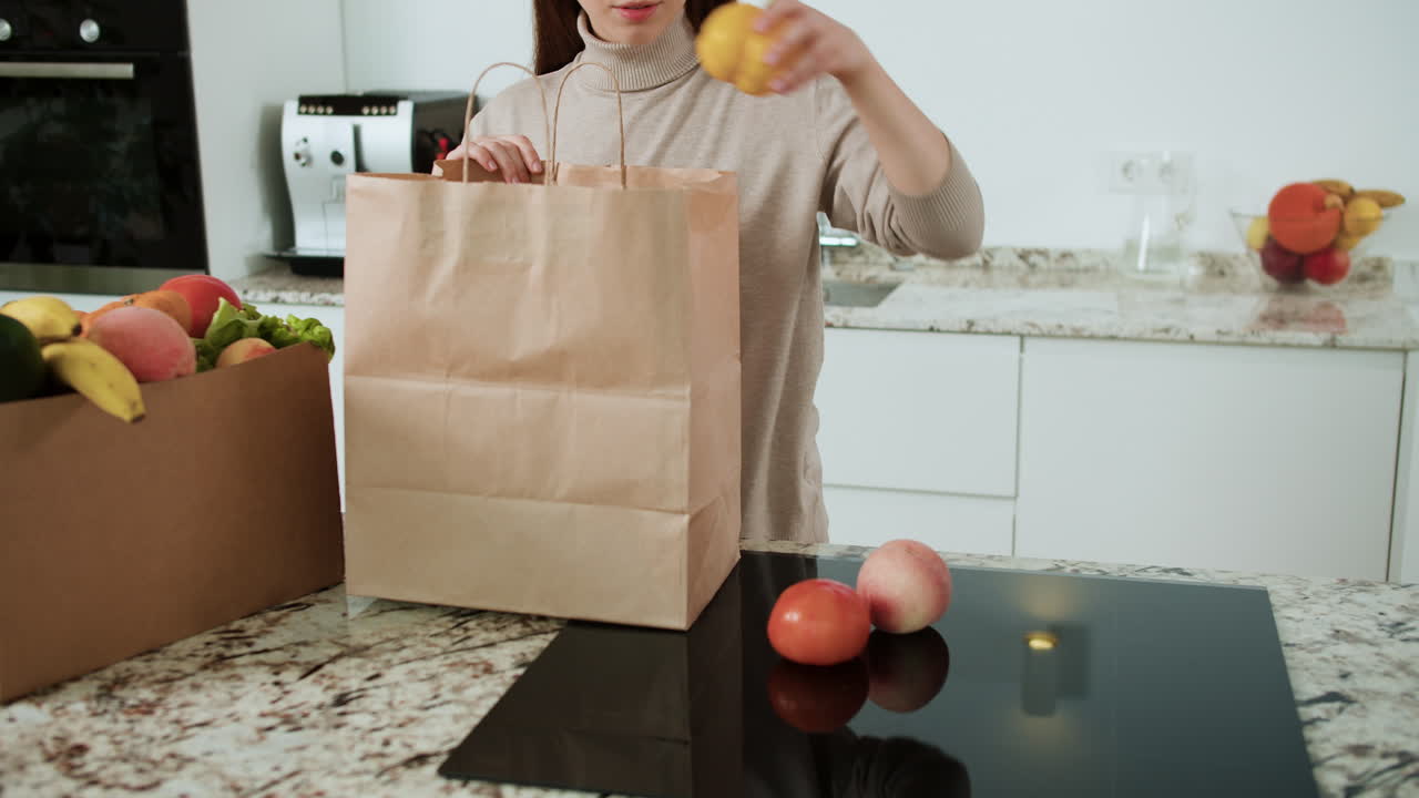 mujer desempaquetando verduras